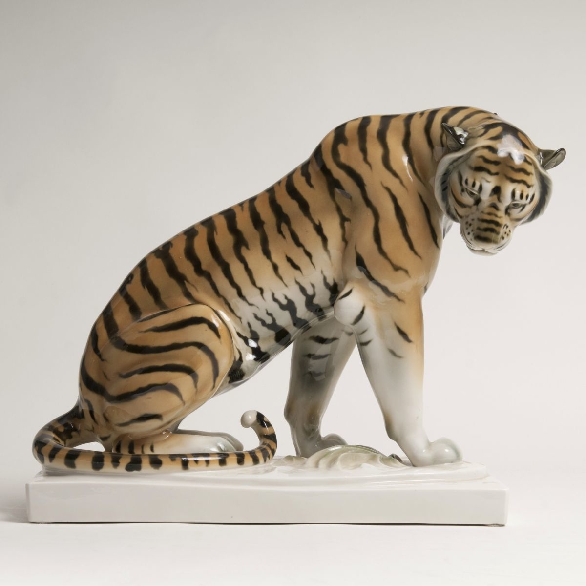 Sitzender Tiger, Schwarzburger Werkstätten, Entwurf Arthur Storch, um 1918  - auctions & price archive